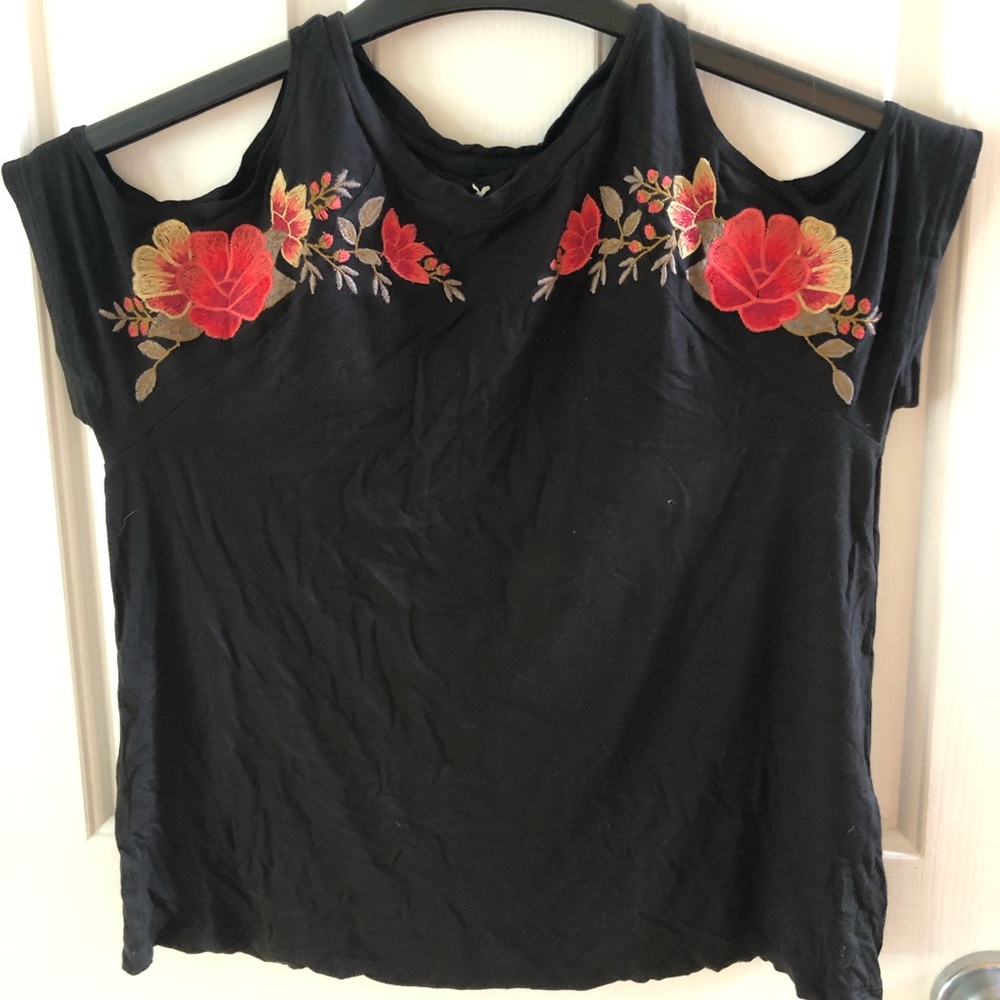 American Eagle women’s open shoulder top